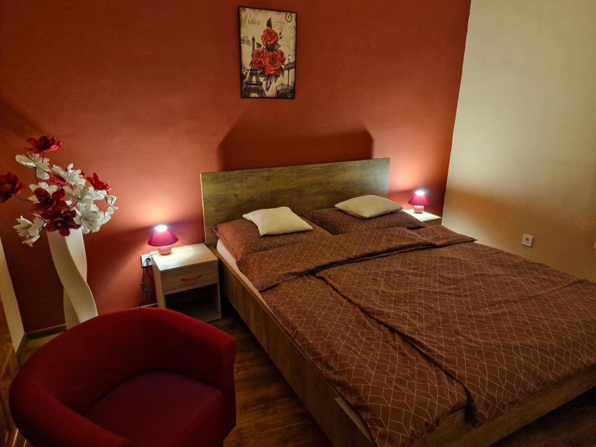 Matyas Apartman Тата Екстер'єр фото