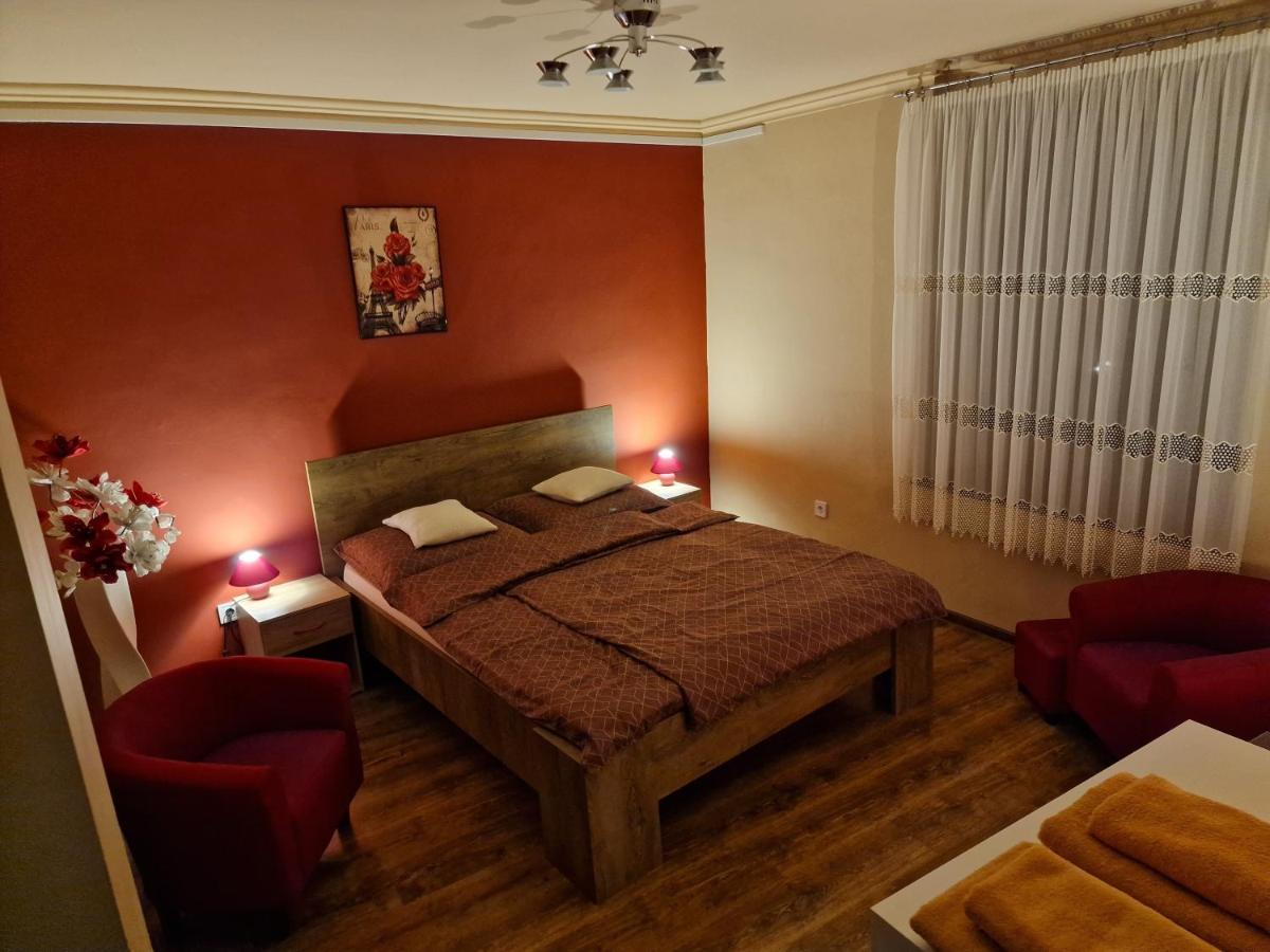 Matyas Apartman Тата Екстер'єр фото