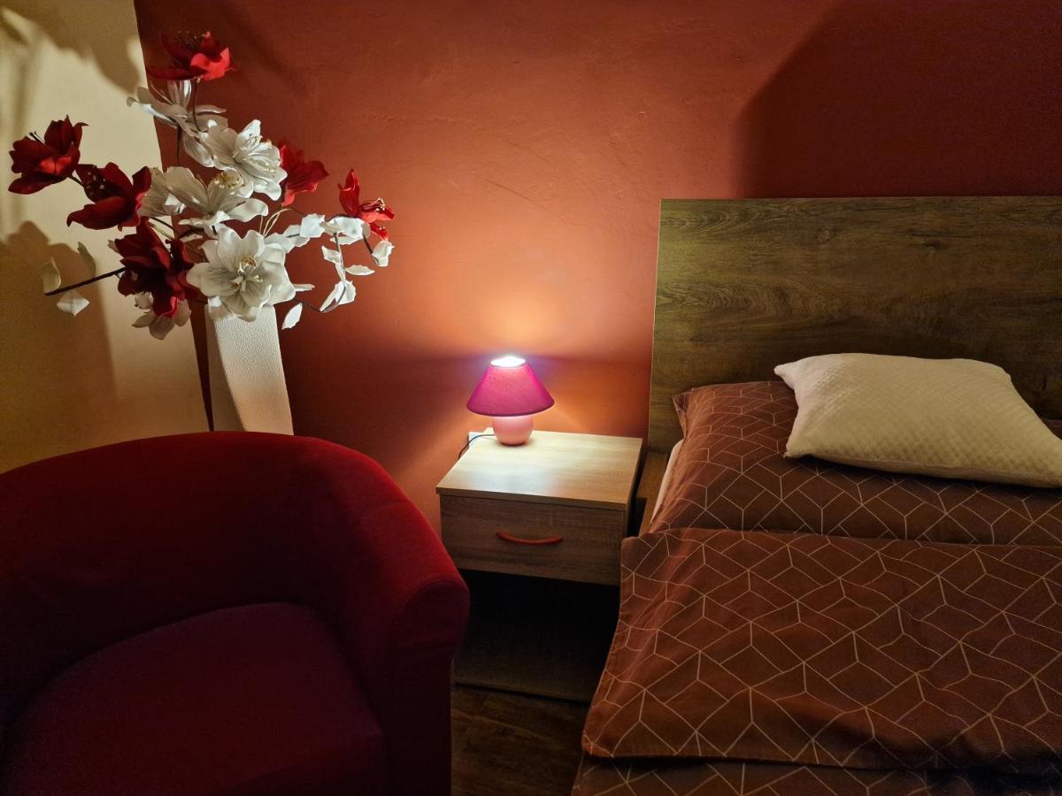 Matyas Apartman Тата Екстер'єр фото