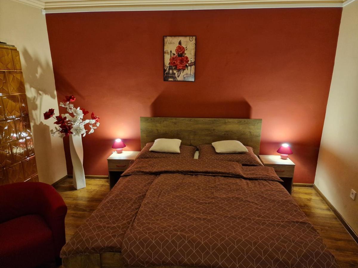 Matyas Apartman Тата Екстер'єр фото